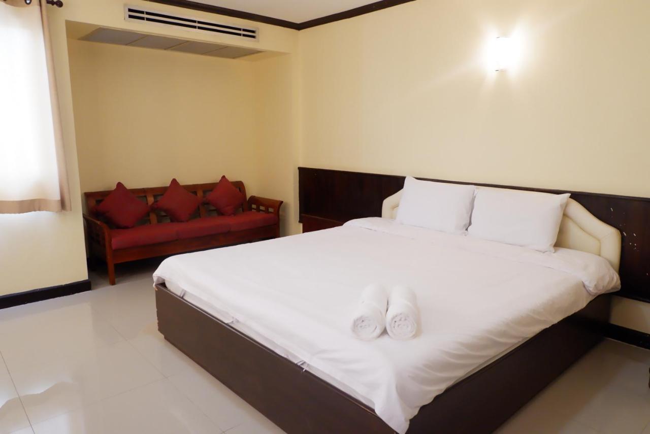 Auychai Grand Hotel Lang Suan Luaran gambar